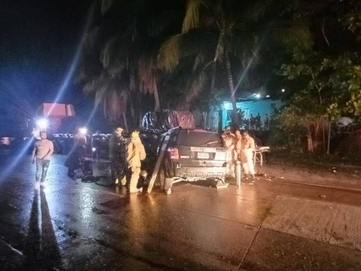 Seis muertos deja aparatoso accidente contra una rastra en La Campana, Puerto Cortés