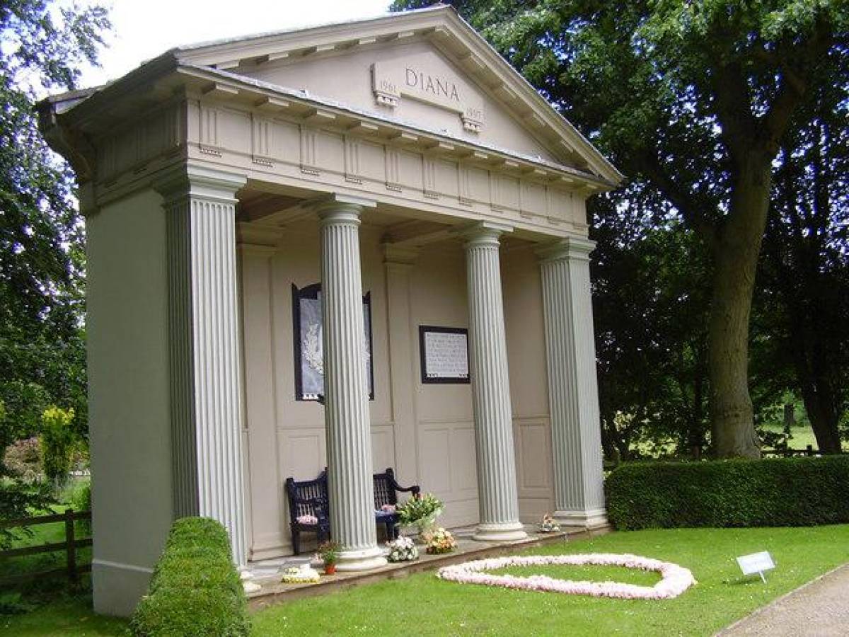 La familia de Diana construyó un memorial para que los visitantes de Althorp puedan rendirle tirbuto.