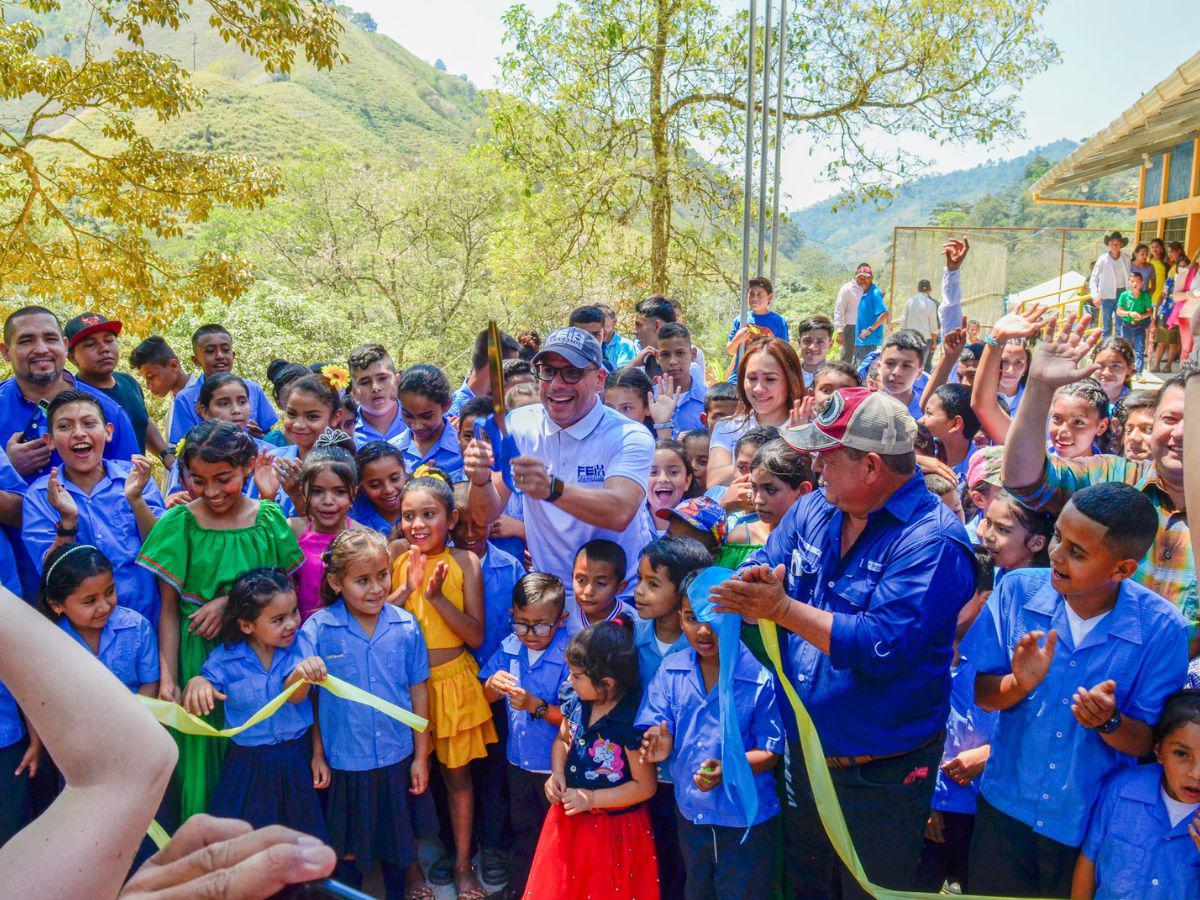 Ramiro estuvo presente en la inauguración de la escuela número 21, el Centro Escolar Básico Policarpo Paz Bonilla, en el municipio de Trojes, El Paraíso.