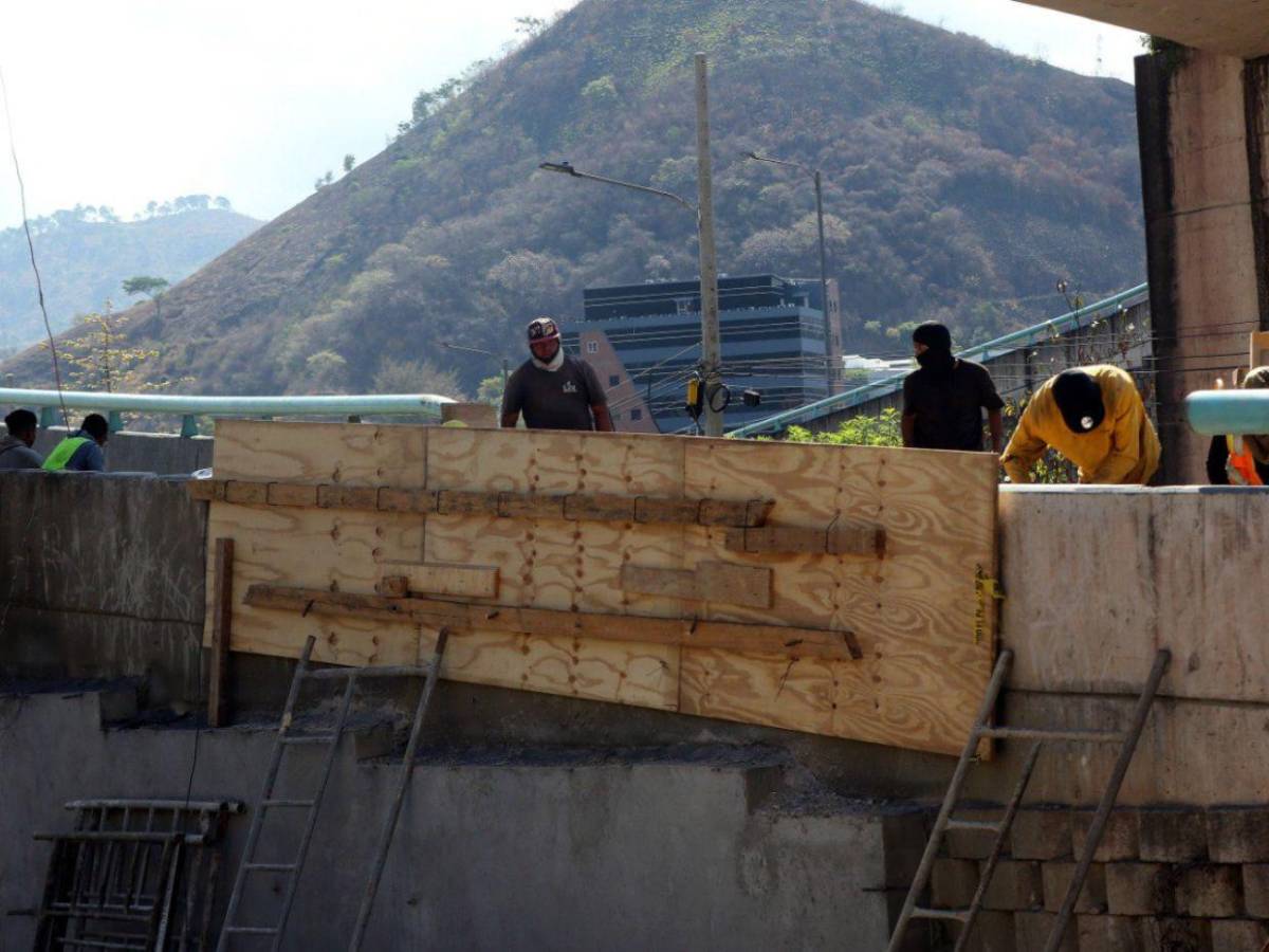 Realizan trabajos de restauración en el puente a desnivel Juan Manuel Gálvez Realizan trabajos de restauración en el puente a desnivel Juan Manuel Gálvez