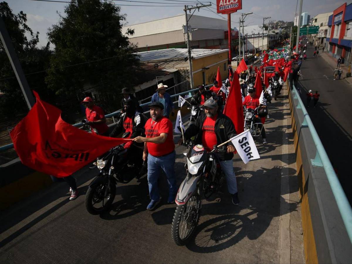 Políticos roban protagonismo a obreros en marcha del Día del Trabajador