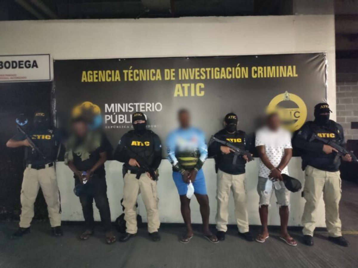 Detención judicial a dos hondureños y colombiano con 107 kilos de cocaína en Gracias a Dios