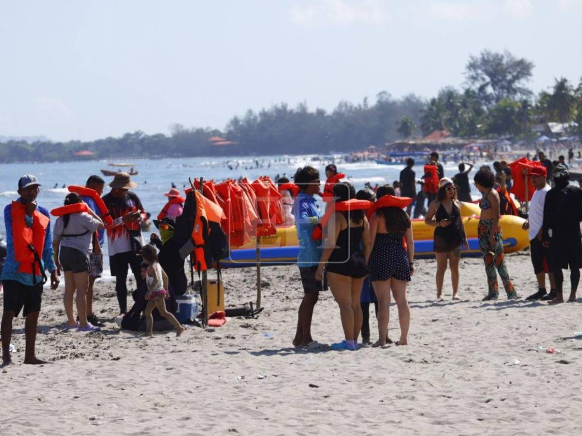 Playas de Tela siguen llenas en la recta final de Semana Santa