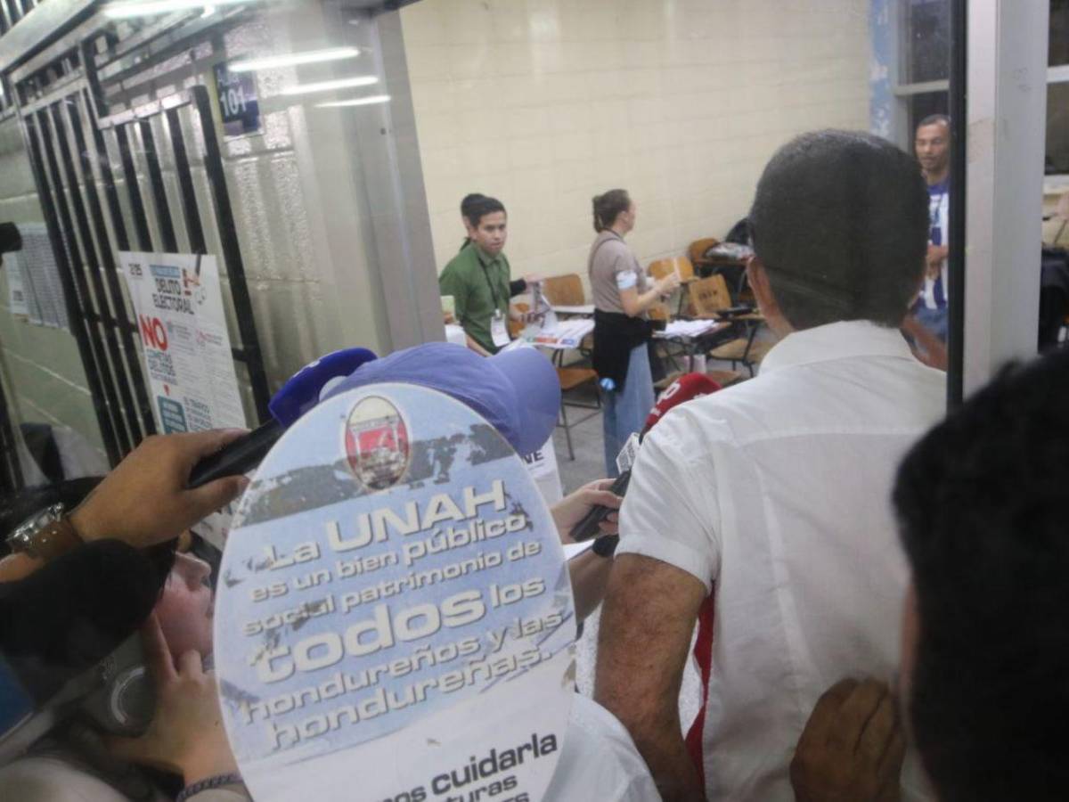 Tensión y reclamos en la UNAH mientras Nasralla supervisa cierre de urnas