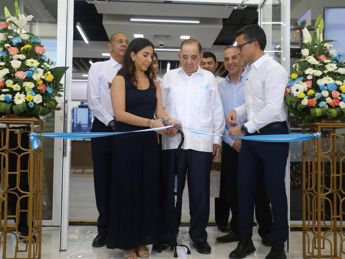 Corte de la cinta en la inauguración de la nueva agencia Ficohsa Plaza Universal, donde ofrecen su amplio portafolio de productos financieros.