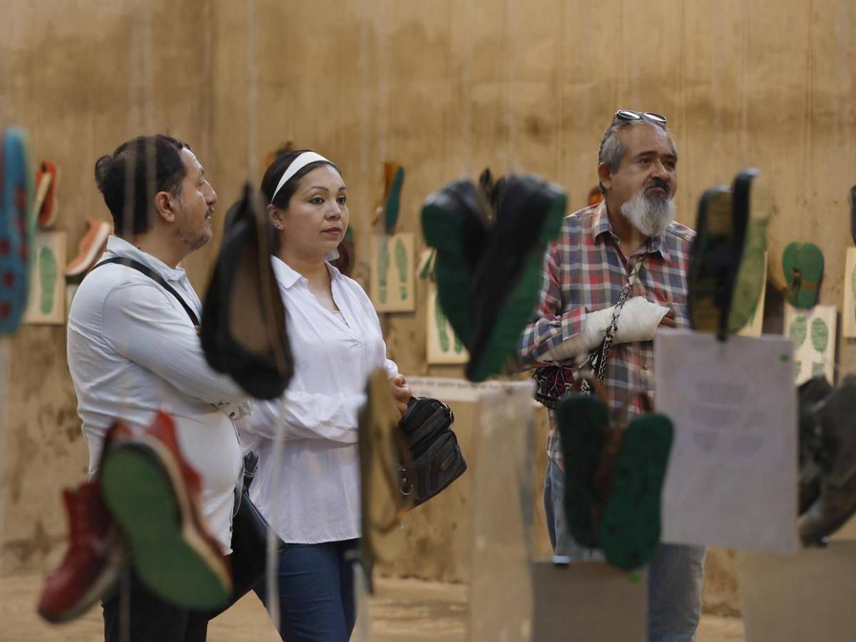 Con huellas de zapatos visibilizan las desapariciones en México