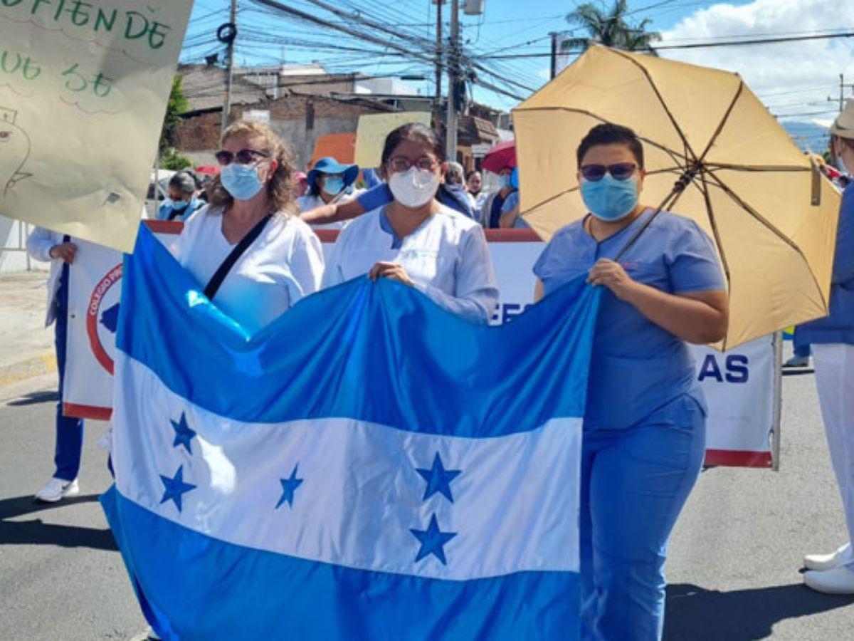 Enfermeras se toman carreteras en protesta contra creación de nuevo puesto por Servicio Civil