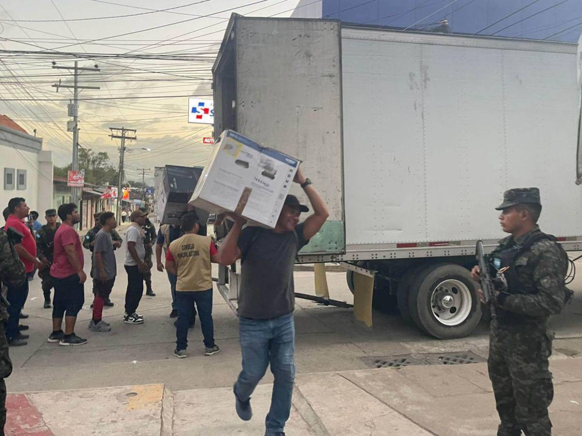 Continúa la distribución de material electoral en los diferentes centros de Cortés