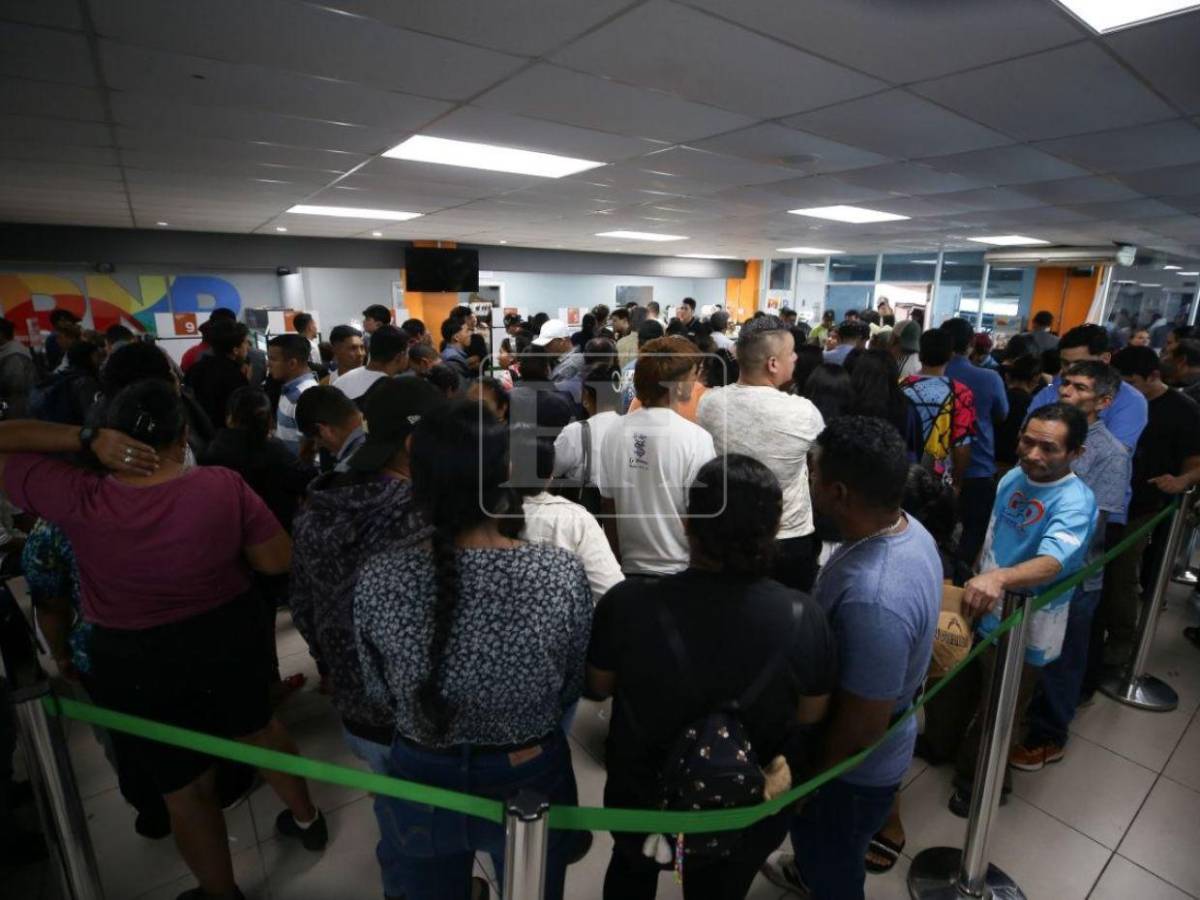 A contrarreloj, hondureños abarrotan el RNP para reclamar su DNI a horas de las elecciones