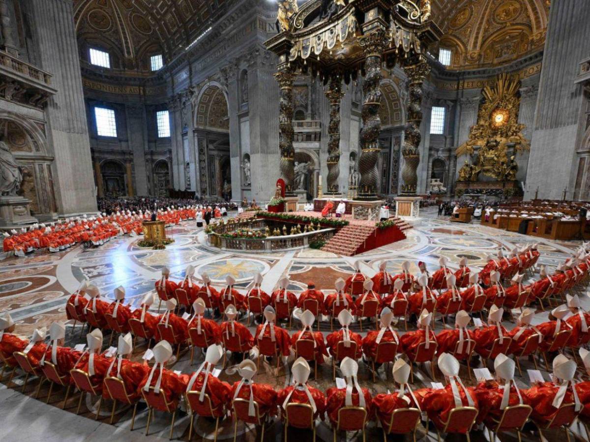 Con multitud de fieles y oraciones: así fue la misa Pro eligendo pontífice en el Vaticano