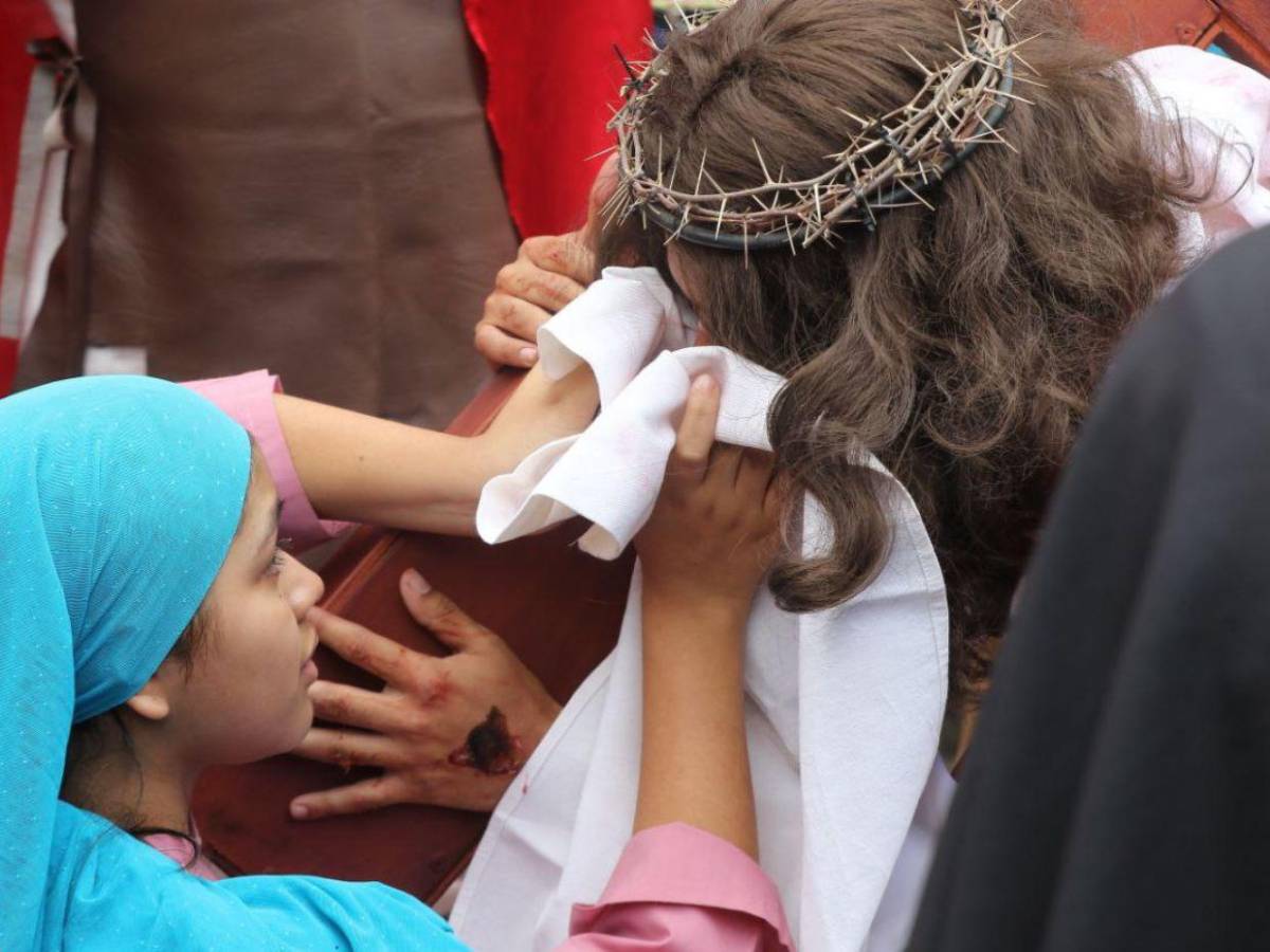Juventud católica abraza la tradición y mantiene vivo el Vía Crucis