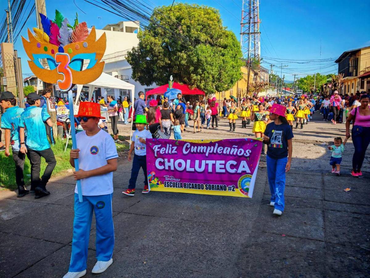 Con carrozas, música, bailes y bellas palillonas, Choluteca celebra su 180 aniversario​​​​​