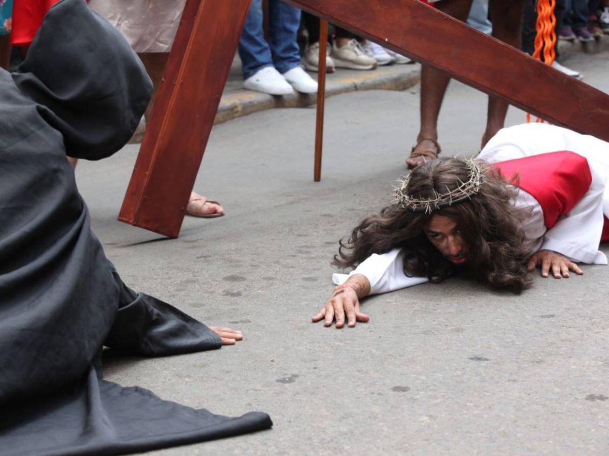 Sacrificio, dolor y el mal: Las 20 mejores imágenes que dejó el Vía Crucis en la capital