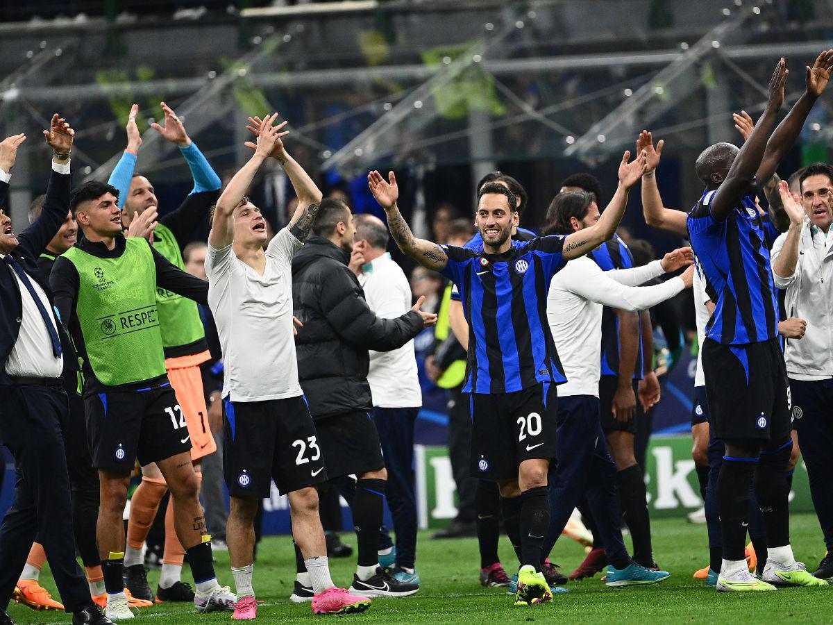 Los futbolistas interistas celebraron la clasificación a la final con sus aficionados.
