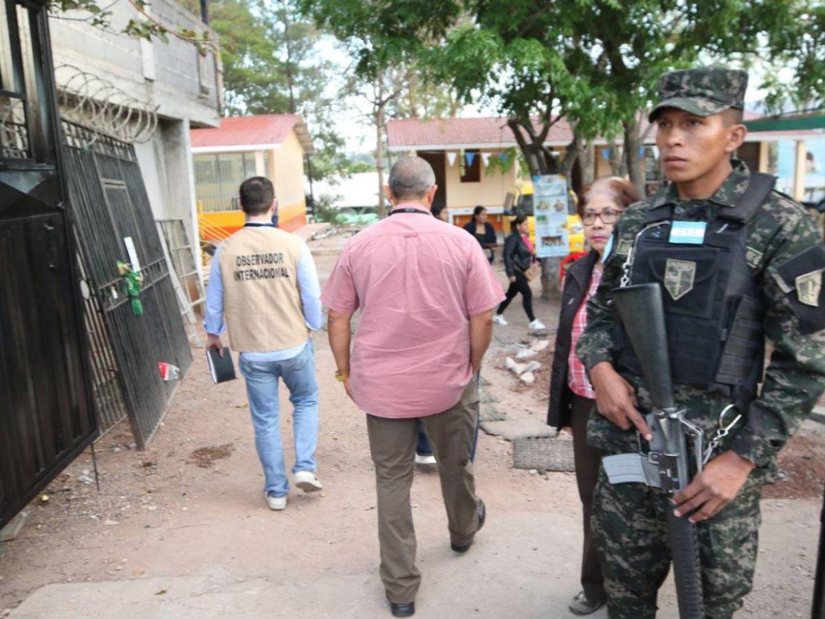 Entre pupitres rotos y a la intemperie: Partido Nacional denuncian que Libre acaparó aulas