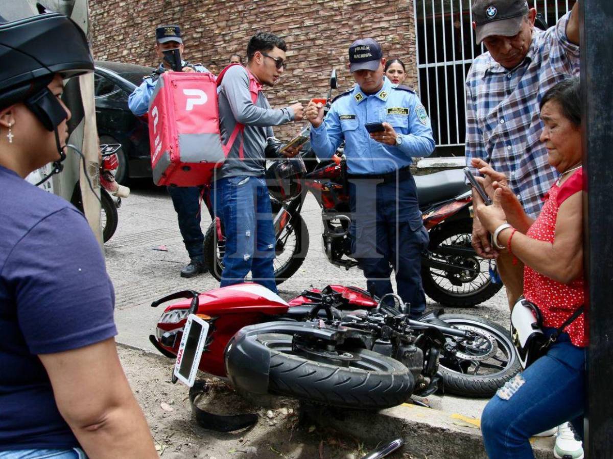 Por evitar atropellar una persona: motociclista queda muy herido en accidente en Tegucigalpa