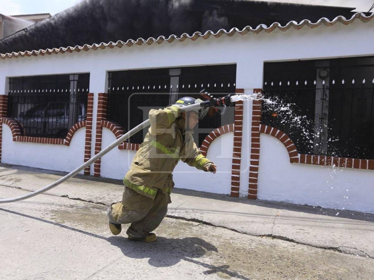 Sin pensarlo dos veces, menor se sumó a bomberos para intentar salvar la casa de su abuelo