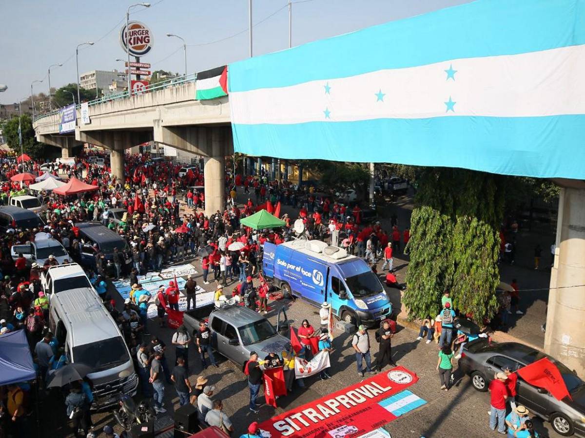 Con retrasos y politizada, inicia marcha del Día del Trabajador en Tegucigalpa