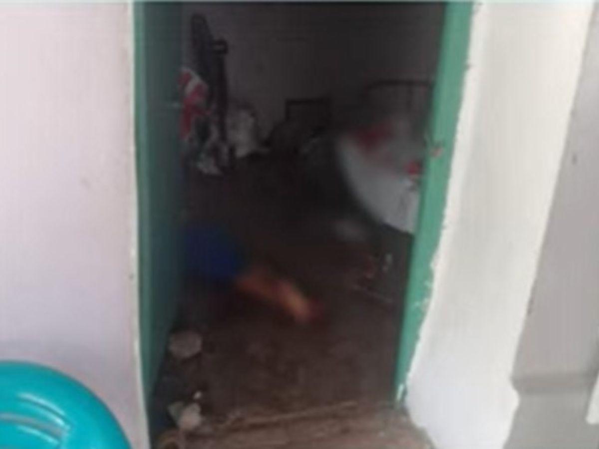 Uno de los cuerpos quedó tirado en una de las habitaciones.