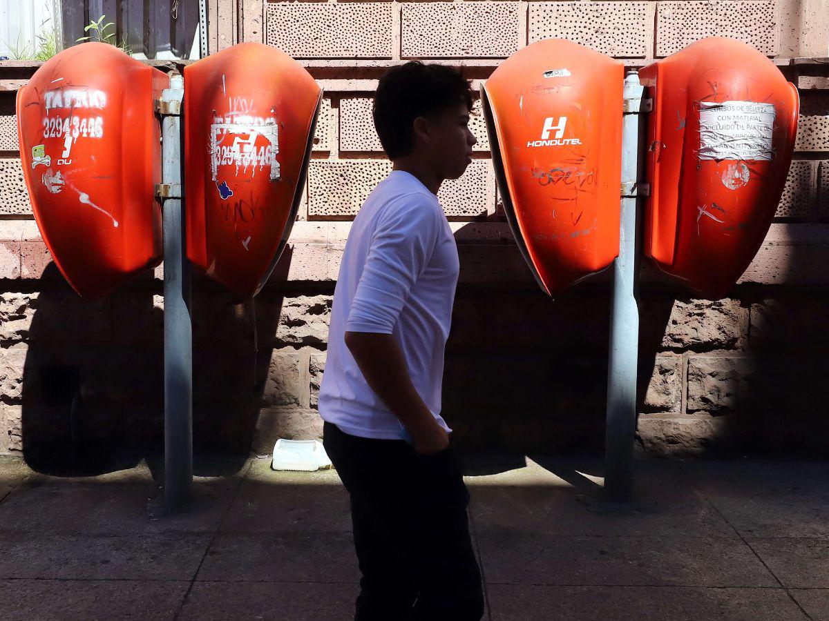 Ni los teléfonos públicos ubicados frente a las oficinas de Hondutel, en la avenida Cristóbal Colón, se salvan del olvido.