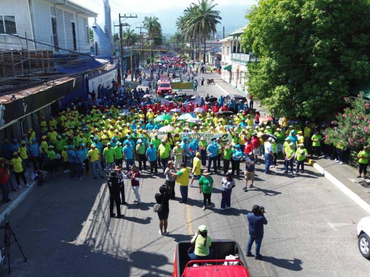 Con pancartas y exigencia de sus derechos, cientos marchan el Día del Trabajador en SPS