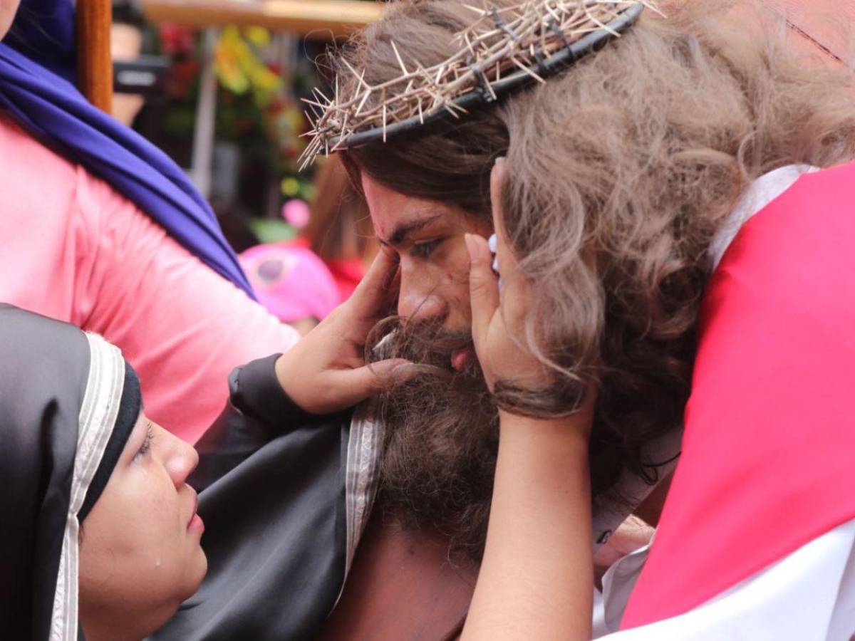 Sacrificio, dolor y el mal: Las 20 mejores imágenes que dejó el Vía Crucis en la capital