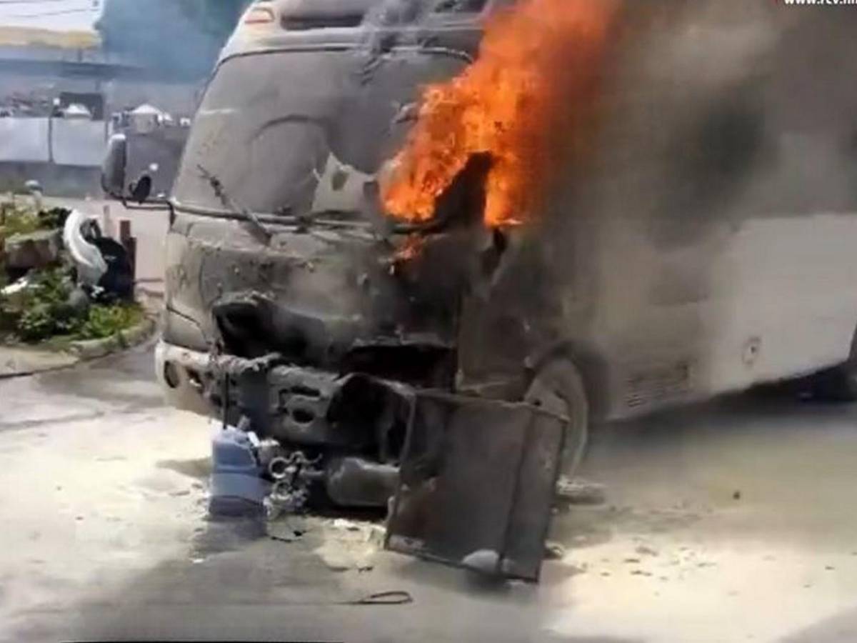 Motociclista quedó envuelto en llamas al explotar su moto tras choque con bus en SPS