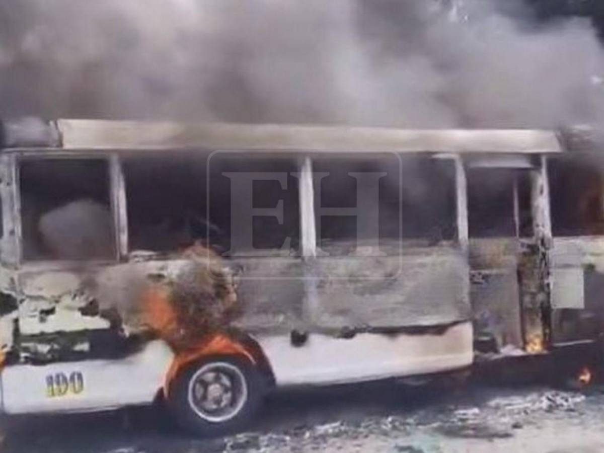 Motociclista quedó envuelto en llamas al explotar su moto tras choque con bus en SPS