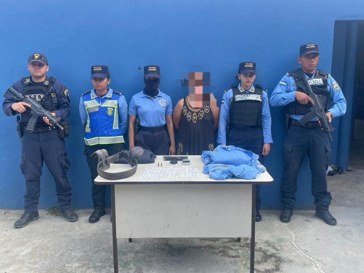 Capturan a mujer de 65 años por poseer droga y uniformes policiales en El Paraíso