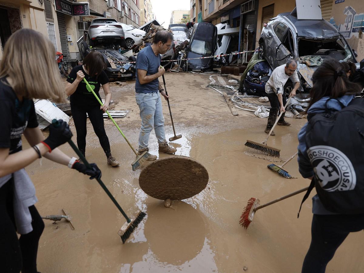Cientos de voluntarios trabajan en la limpieza y búsqueda de desaparecidos en Valencia Cientos de voluntarios trabajan en la limpieza y búsqueda de desaparecidos en Valencia