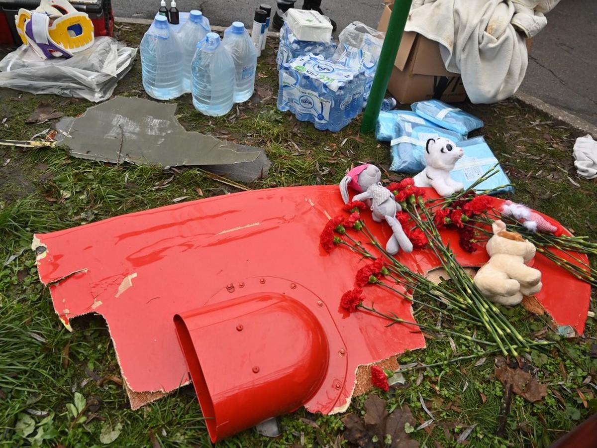 La imagen muestra flores y juguetes en el lugar donde un helicóptero se estrelló cerca de un jardín de infantes en Brovary, en las afueras de la capital, Kyiv.