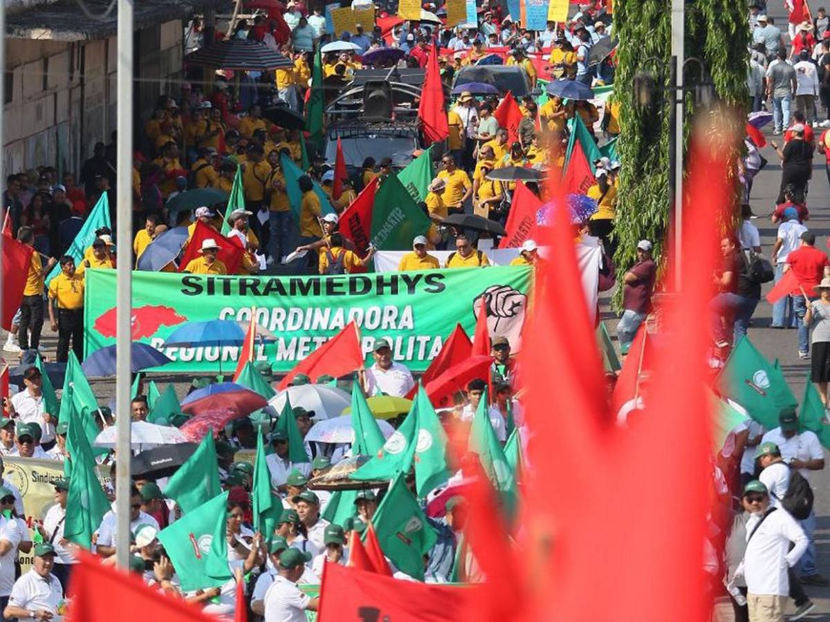 Sindicatos reclaman colectivamente mejoras laborales en Día del Trabajador