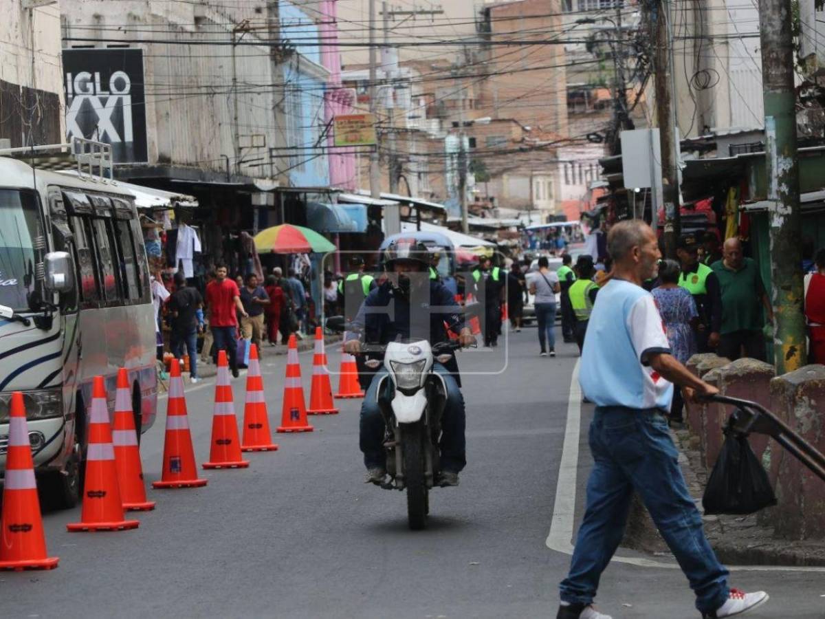 ¡Despejadas! AMDC libera aceras de la cuarta avenida de Comayagüela