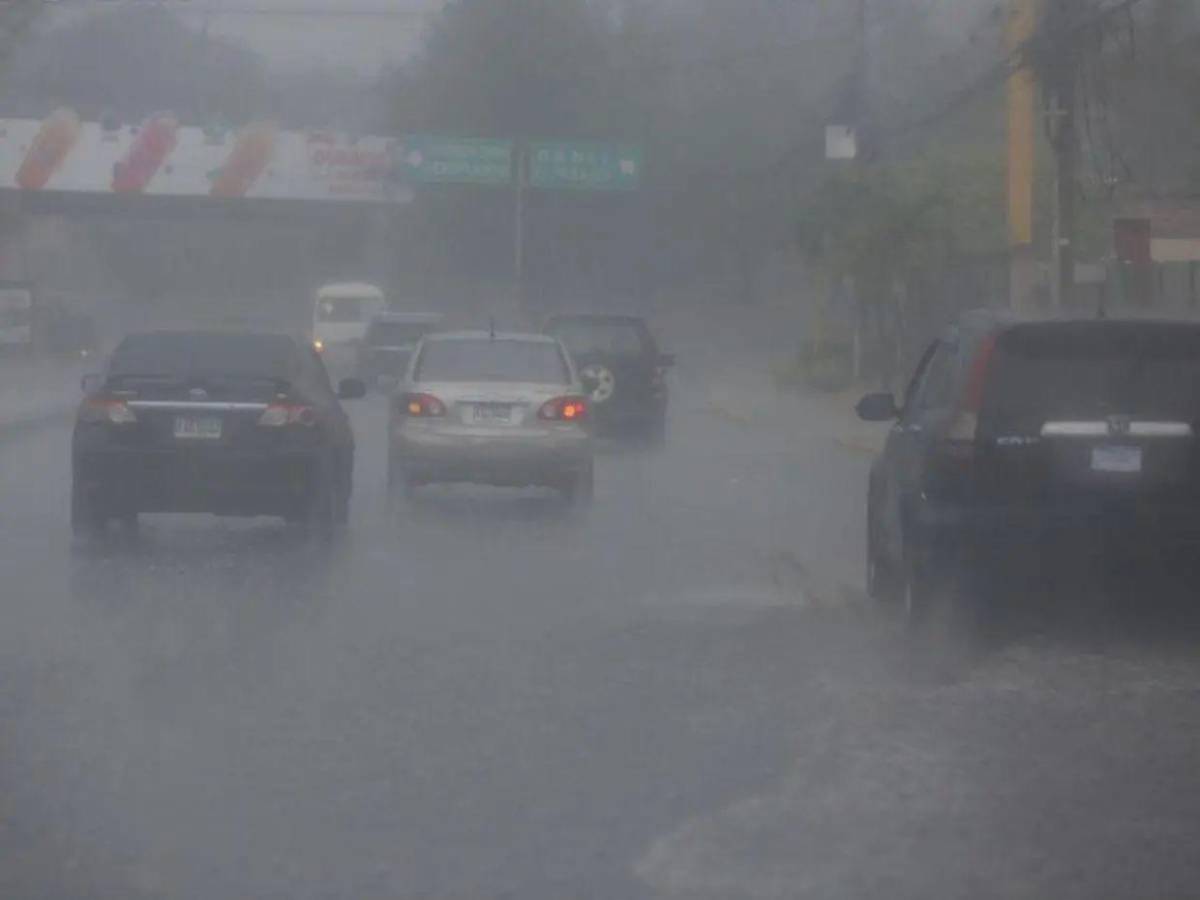 Onda tropical dejará lluvias con actividad eléctrica: ¿cuándo ingresa y qué departamentos afectará?