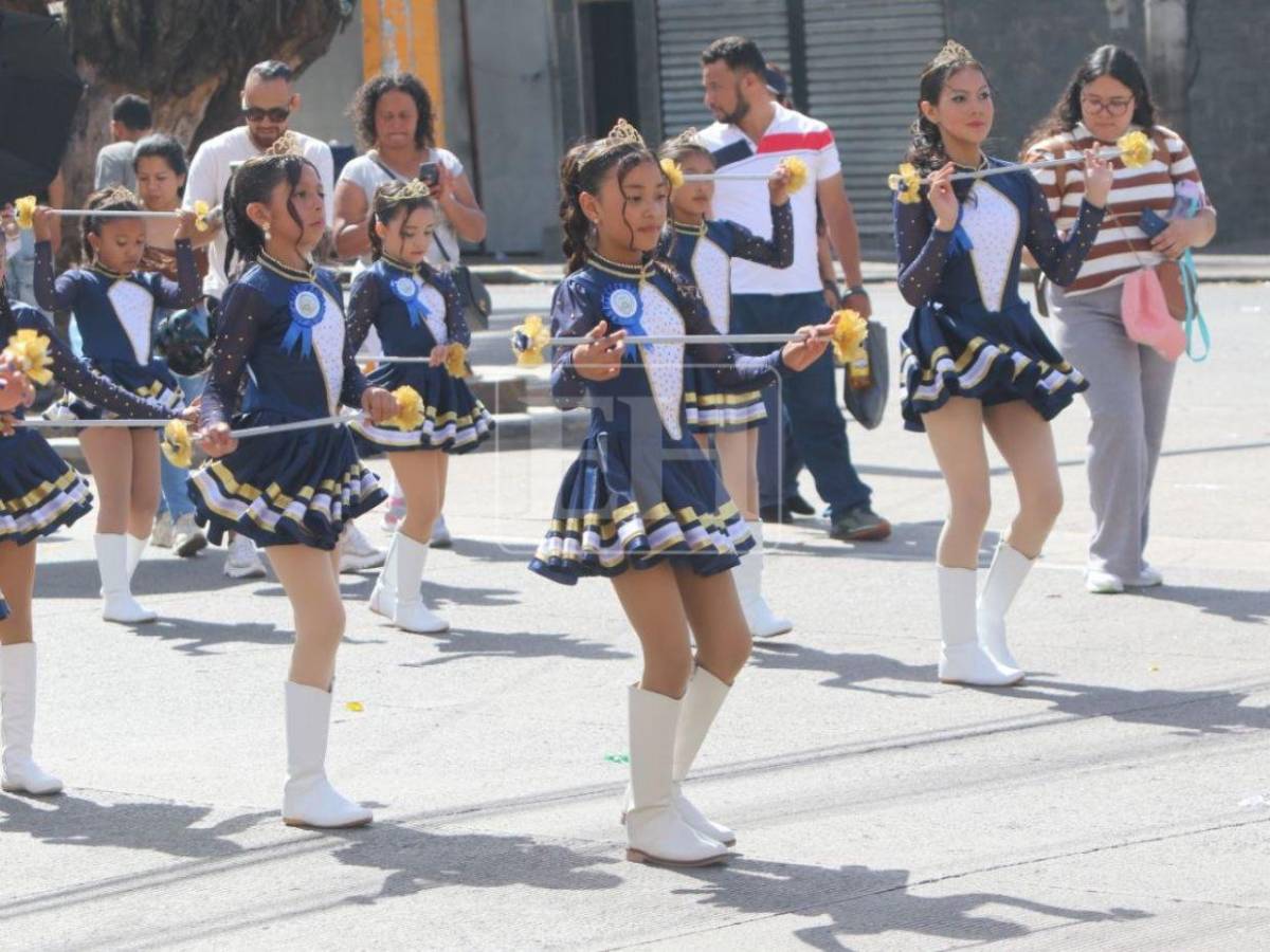 Bandas y palillonas engalanan los desfiles escolares en Tegucigalpa