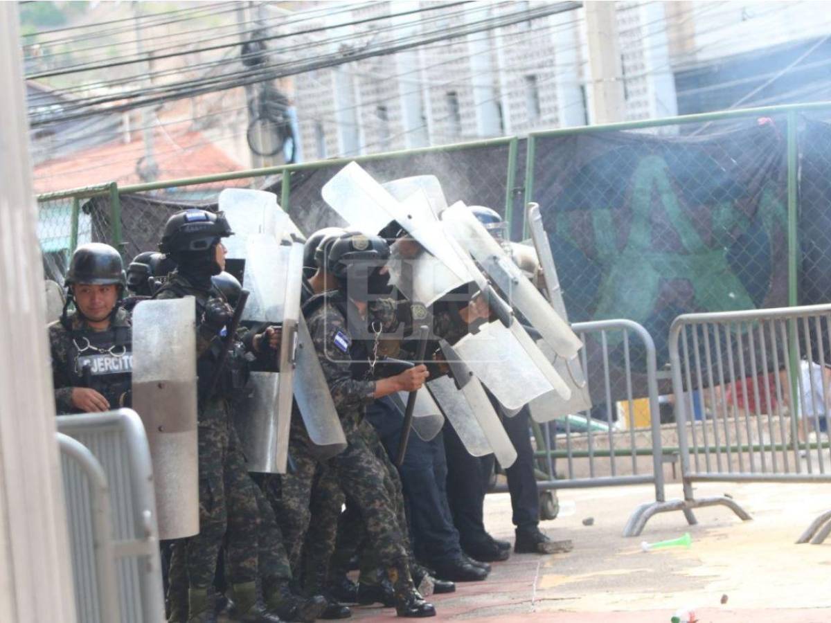 Gas lacrimógeno y piedras: distubios frente al CN tras protesta de estudiantes de la UNAH