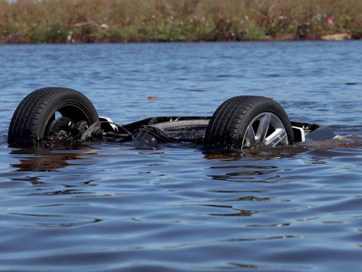 Las ruedas de los vehículos sobresalen del agua después del paso del huracán Ian el 30 de septiembre de 2022 en Fort Myers Beach, Florida.