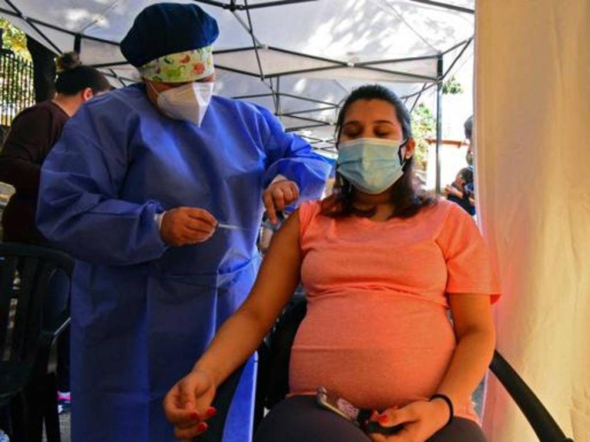 Vacunar a embarazadas contra covid-19 protege a bebés de ser hospitalizados, indica estudio