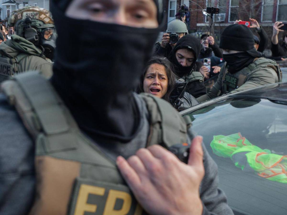 Por la fuerza sacaron a mujer de su carro durante violentas protestas en Minneapolis