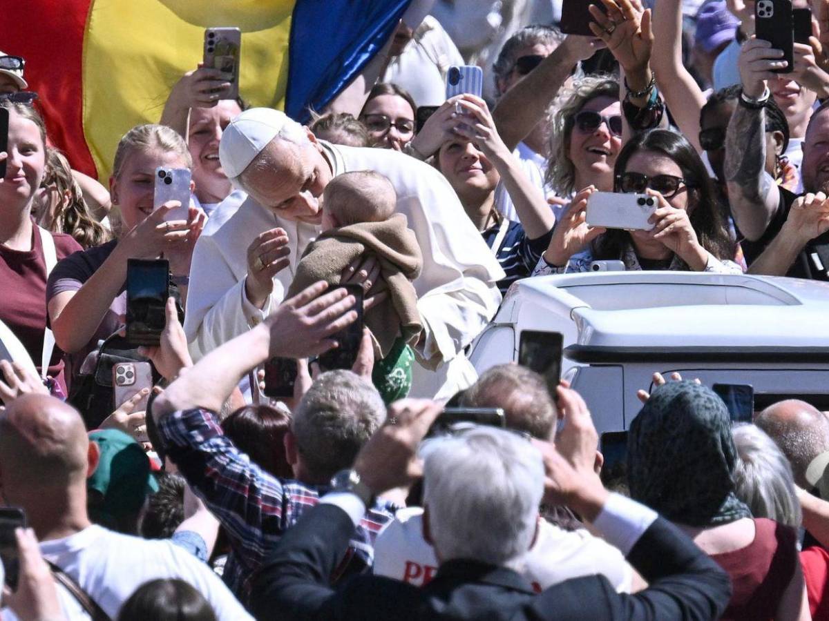 Papa León XIV preside multitudinaria misa de Pascua