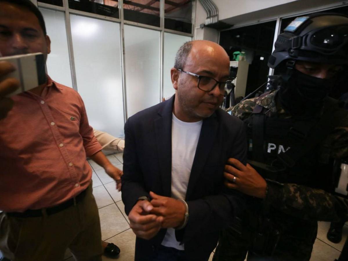 Saludando y sin brindar declaraciones, así llegó Juan Carlos Canales a los Juzgados