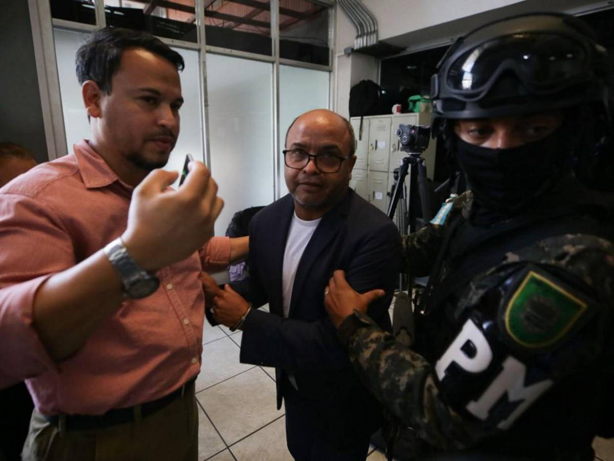 Saludando y sin brindar declaraciones, así llegó Juan Carlos Canales a los Juzgados