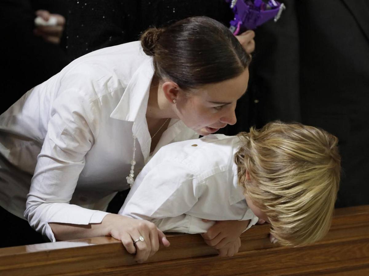 El emotivo gesto de Alejandro a su padre, el senador Miguel Uribe Turbay, durante funeral