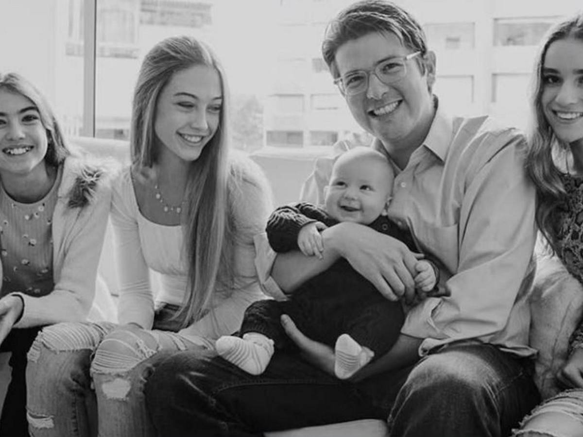 El emotivo gesto de Alejandro a su padre, el senador Miguel Uribe Turbay, durante funeral