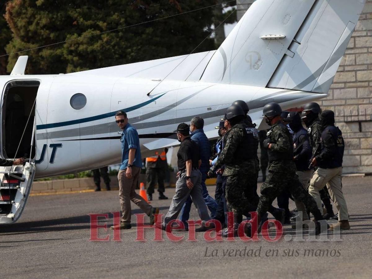 Los seis agentes de la DEA tuvieron una plática a solas con el exmandatario y le colocaron un cinturón que iba adherido a las esposas para inmovilizarlo de las manos.