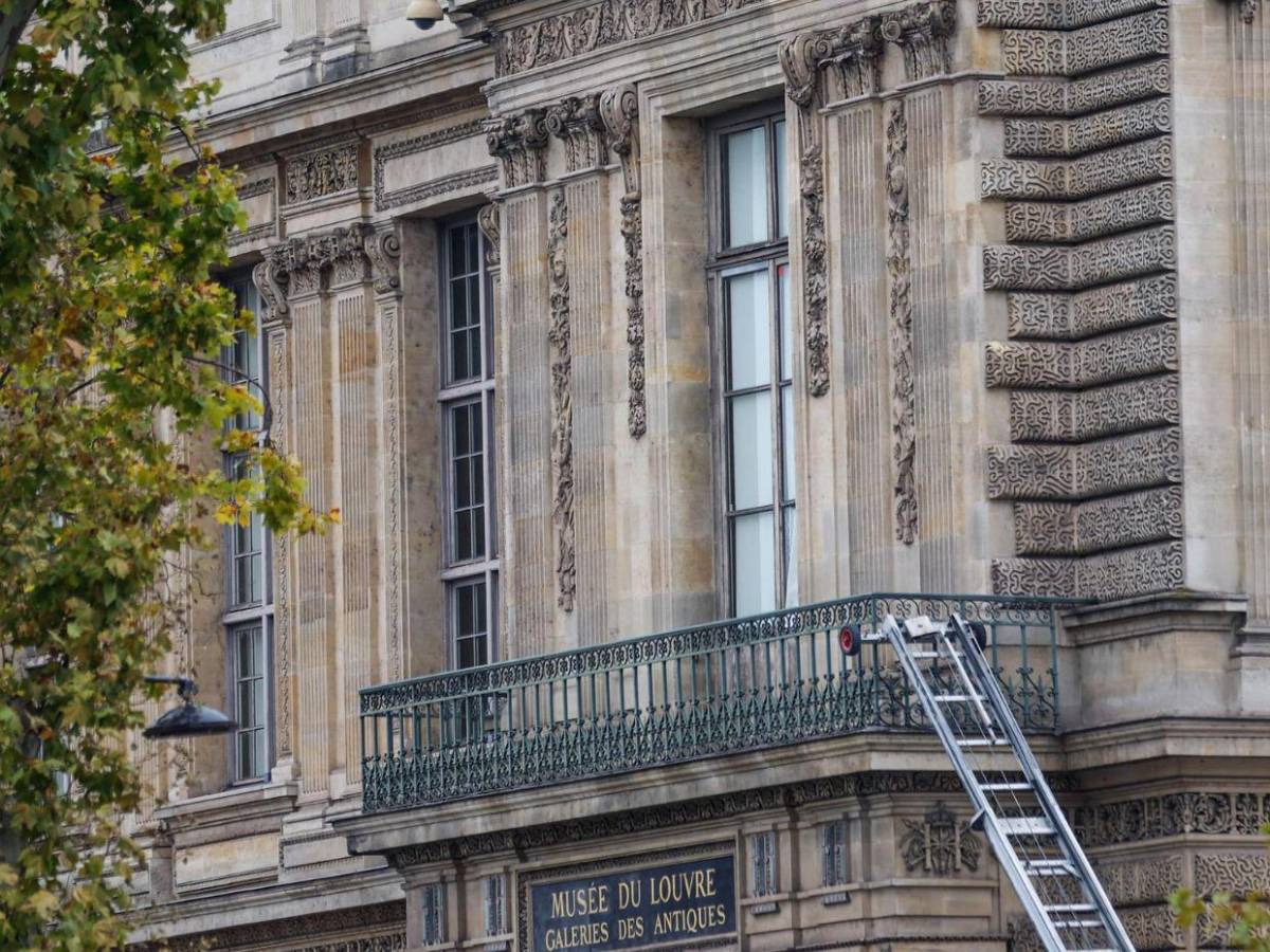 Cuatro ladrones y siete minutos: Lo que se sabe del robo de joyas de la corona francesa en el Louvre