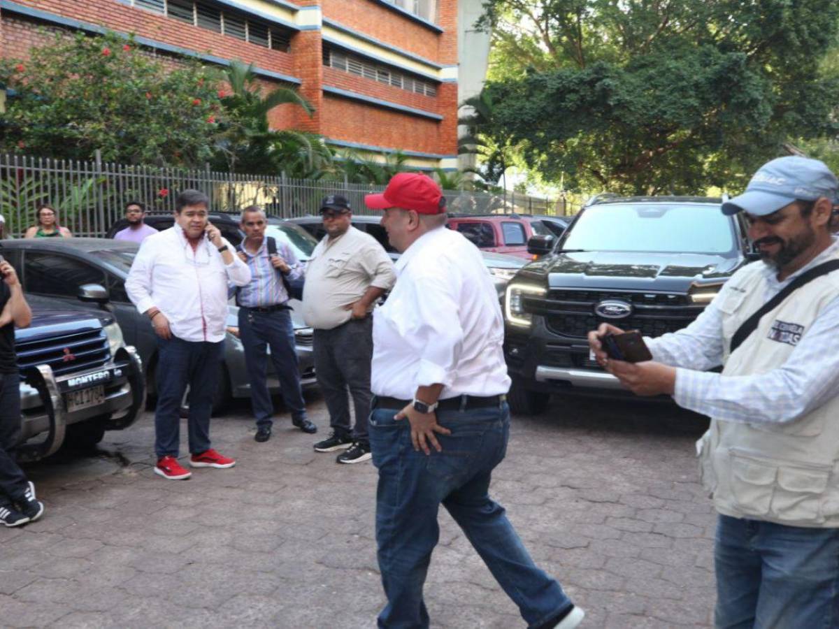 Jorge Aldana llega a ejercer el sufragio, pero aún no hay urnas en la Facultad de Medicina