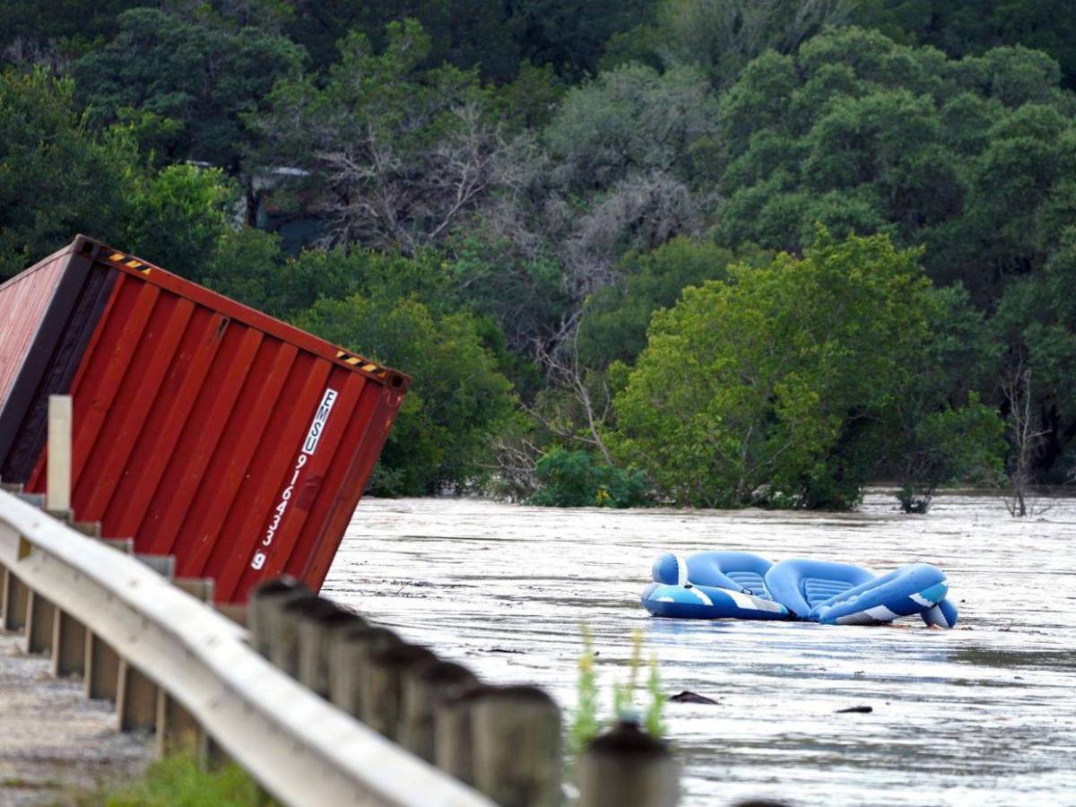 Nuevas inundaciones golpean Texas: un muerto y más de 70 rescates de emergencia