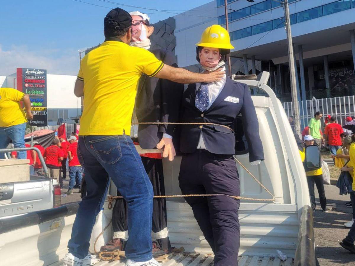 Stenee denuncia con pancartas violación a sus derechos en Día del Trabajador