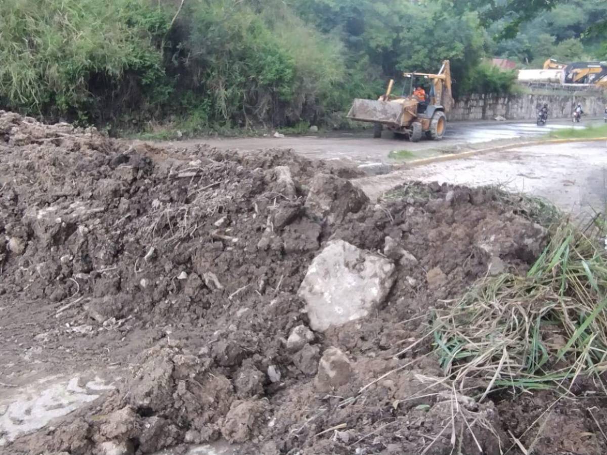 Derrumbe bloquea paso vehicular entre la Mayangle y el bulevar Fuerzas Armadas